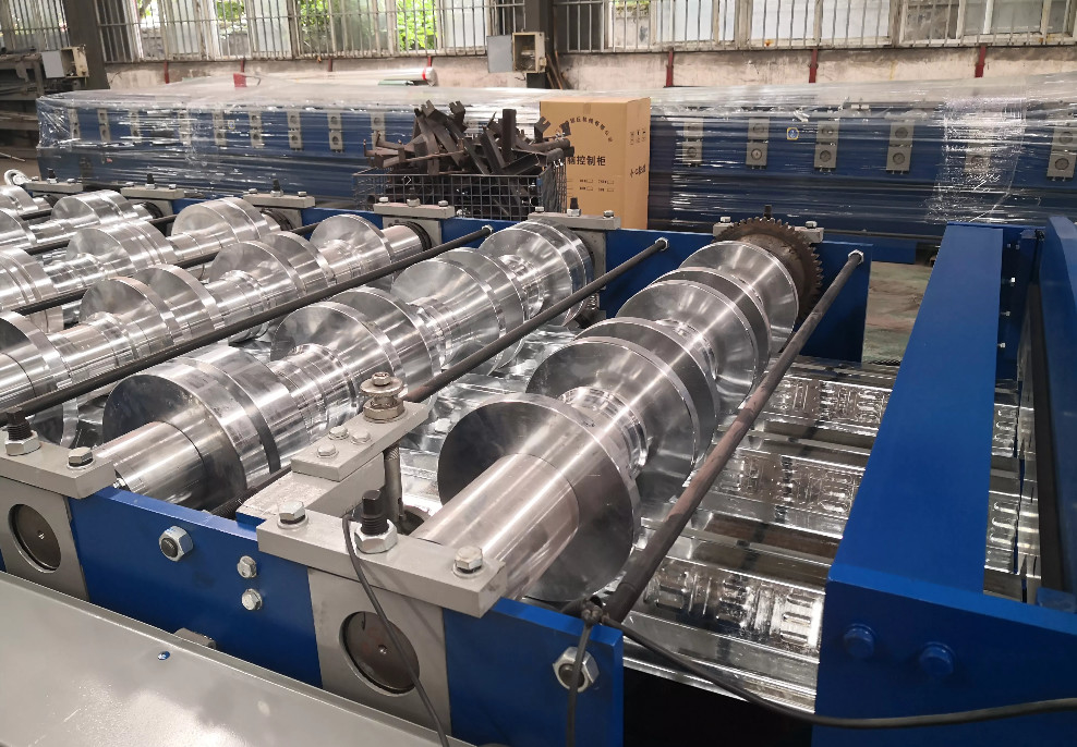 Motore dell'ingranaggio della macchina di formatura del rullo del pavimento della piattaforma del touchscreen da 1,5 mm azionato da un inverter