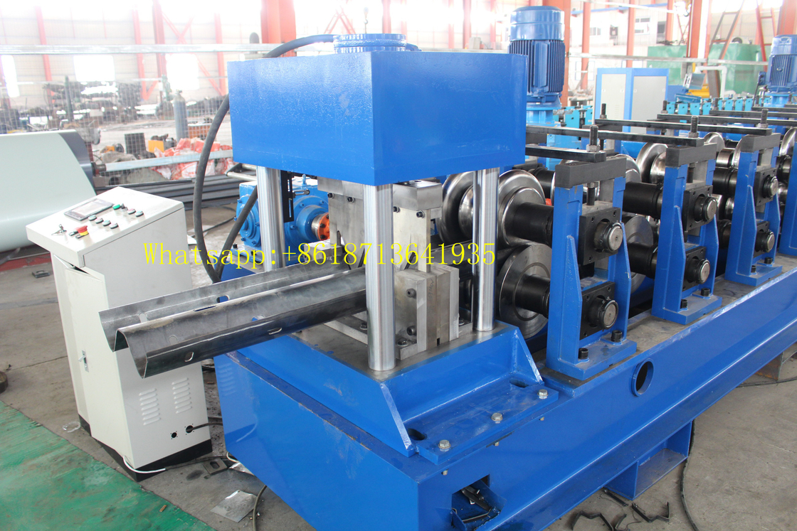 PLC controllata Highway Guardrail Roll Forming Machine con 2*22KW di potenza della macchina principale e trasmissione della scatola di marcia
