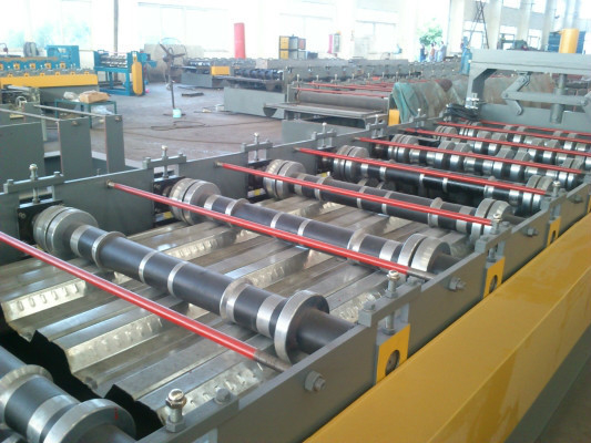 il Decking costolato d'acciaio del pavimento del pannello di 0.6-1.5mm lamina a freddo la formazione dell'attrezzatura della macchina