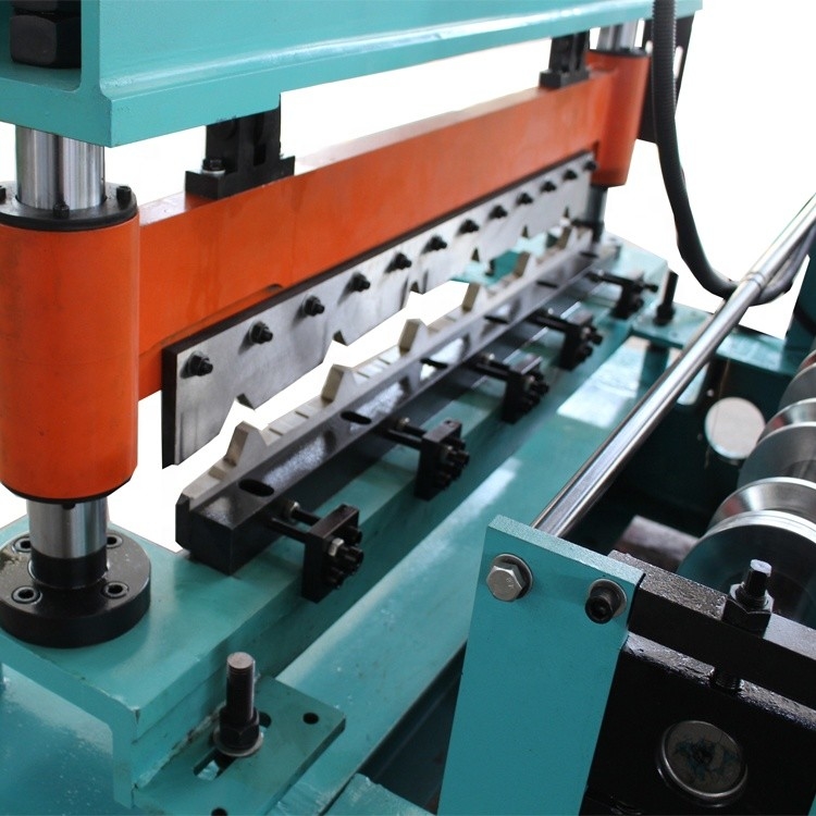 Tipo trapezoidale rotolo di rivestimento del tetto che forma macchina con alta accuratezza tagliente
