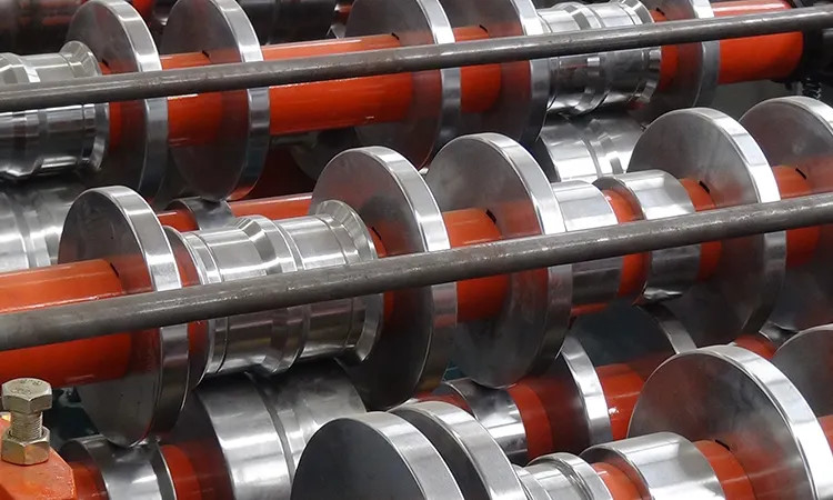 Rotolo galvanizzato di doppio strato di PPGI che forma macchina con il taglio idraulico 8-15m/Min
