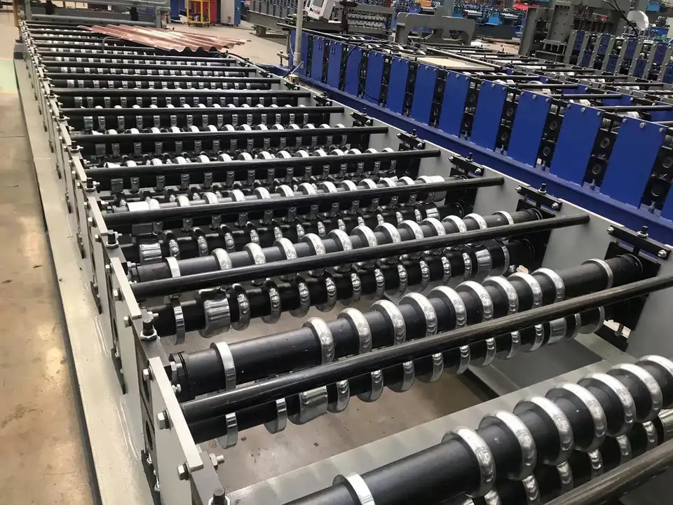 L'iso ha automatizzato il rotolo ondulato dello strato del tetto che forma il ferro ondulato della macchina che fa la macchina