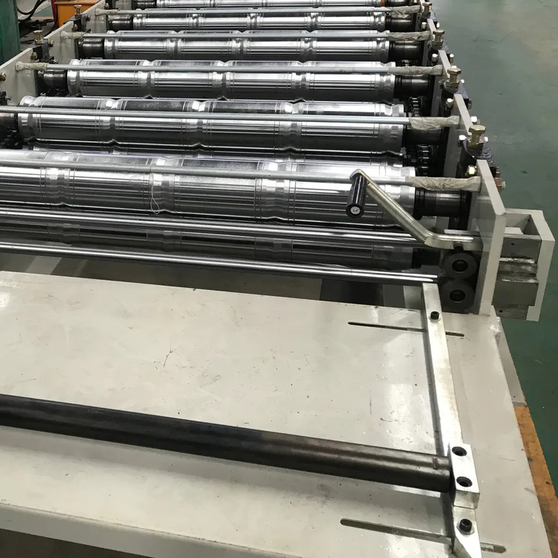Rotolo ad alta velocità delle mattonelle di punto di 840mm che forma il rotolo delle mattonelle lustrato tetto della macchina che forma macchina