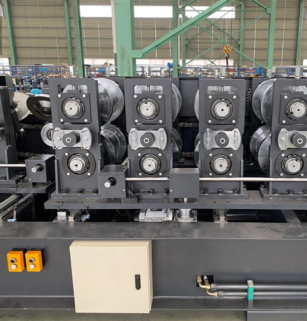 Il rotolo automatizzato del Purlin della CZ che formano il perno della macchina e la pista laminano a freddo precedente 5.5kw