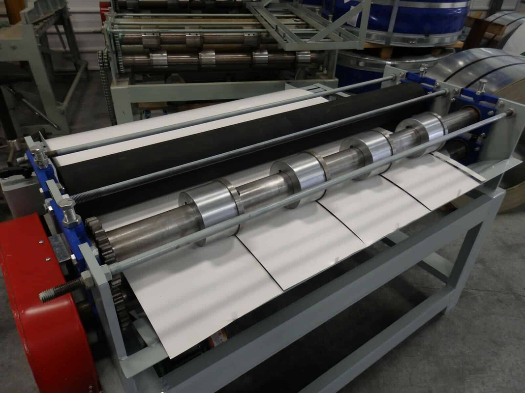 Taglio automatico della taglierina alla linea taglierina di lunghezza del gruppo con la bobinatrice manuale dell'ONU e tagliato