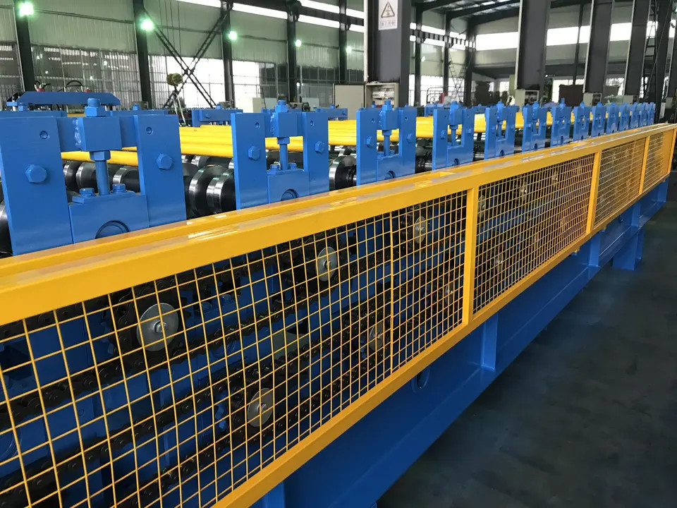 Mattonelle d'acciaio di doppio della piattaforma del tetto del pannello colore del rotolo che fanno controllo dello SpA della macchina