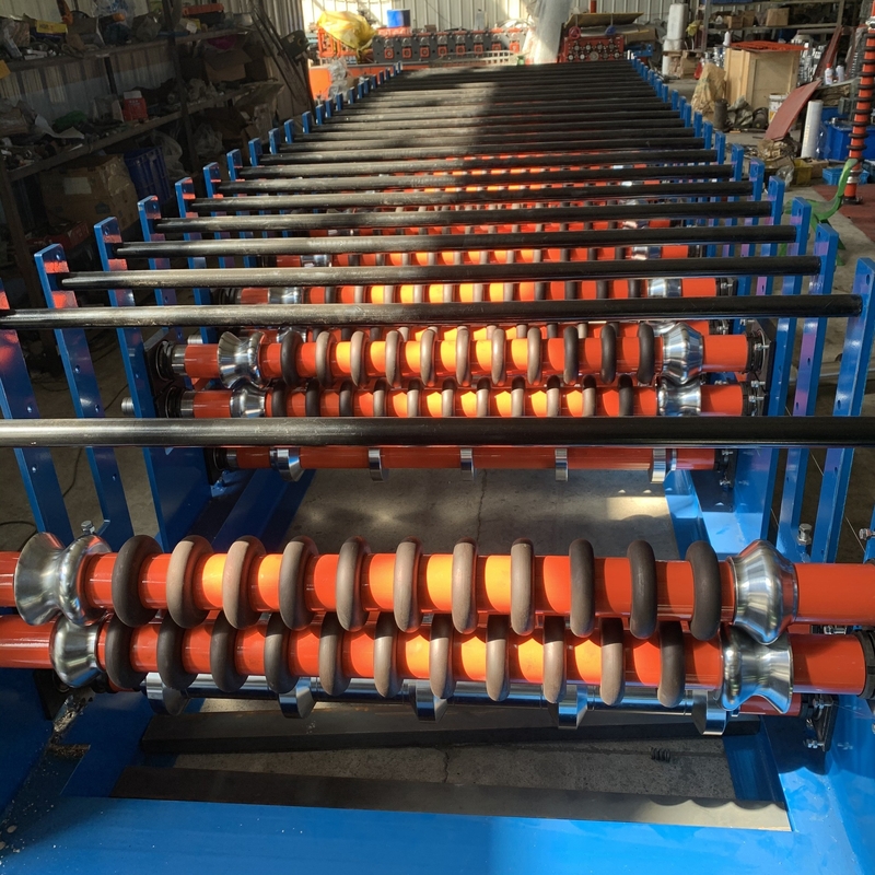 rotolo delle mattonelle di tetto del diametro dell'asse di 70mm che forma macchina 380v50hz una tensione di 3 fasi