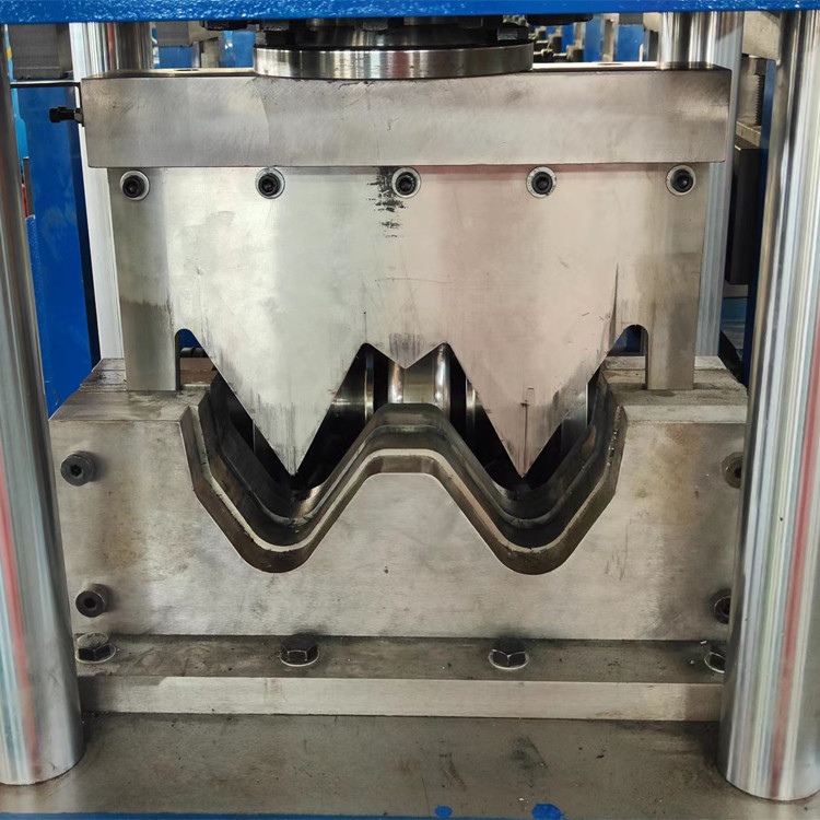 GI Materials Highway Guardrail Roll Forming Machine con alimentazione 380V 50Hz e resistenza al guadagno 350Mpa