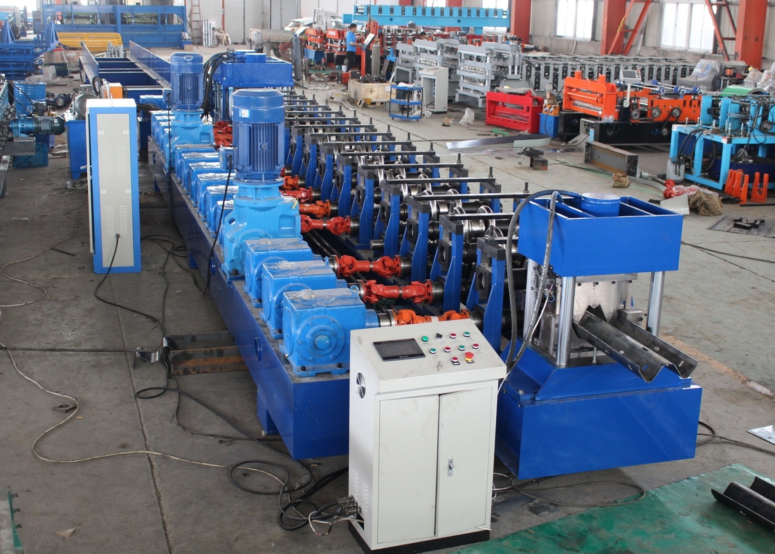 Efficiente 26T Highway Guardrail Roll Forming Machine con Rulli di cromo rivestiti HRC58-62