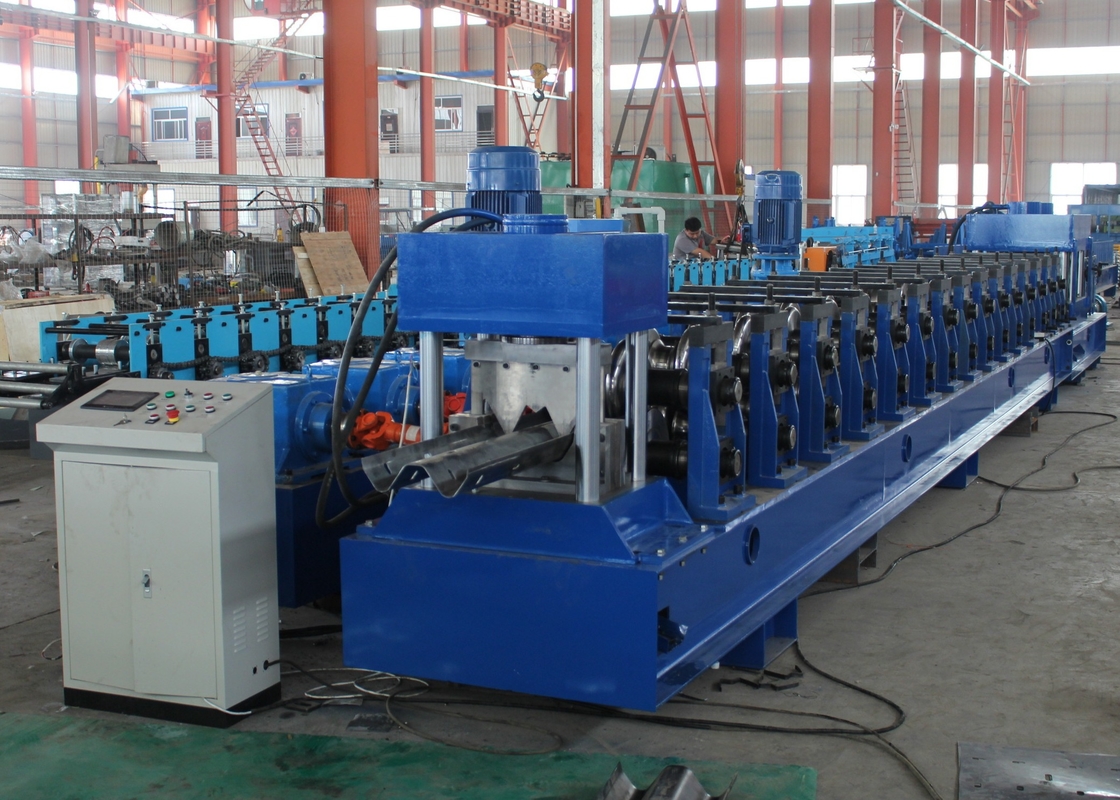 High Speed 15 Station GI Highway Guardrail Roll Forming Machine con decollatore idraulico