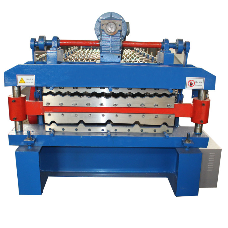 Macchina automatica per la formazione di rotoli a doppio strato di lamiere di alluminio per il tetto