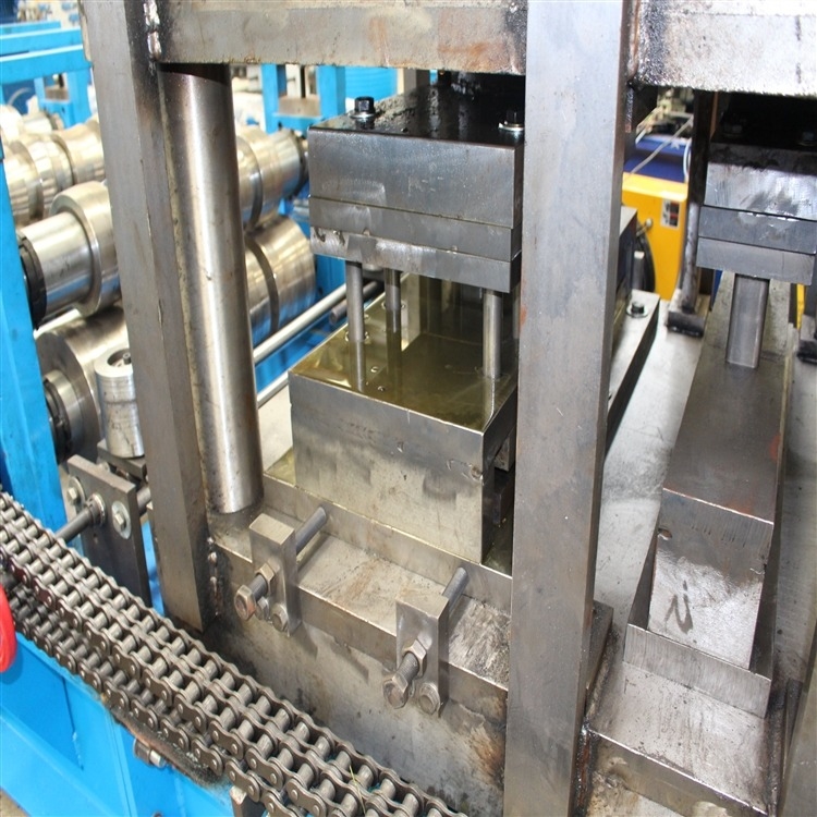18-26 Stazione Cold Galvanized Steel Deck Roll Forming Machine con taglio idraulico