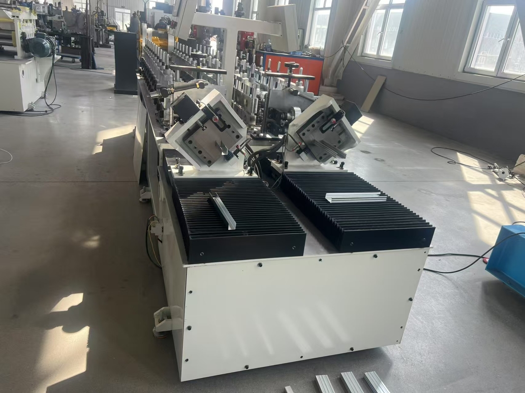 Macchina per la formazione di chiole di acciaio leggero di tipo C a doppio canale completamente automatica