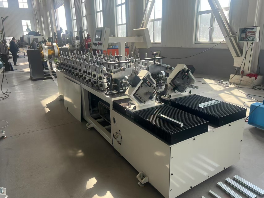 Macchina per la formazione di chiole di acciaio leggero di tipo C a doppio canale completamente automatica