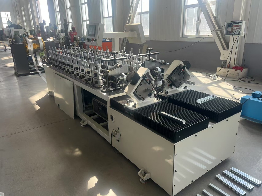 Macchina per la formazione di chiole di acciaio leggero di tipo C a doppio canale completamente automatica