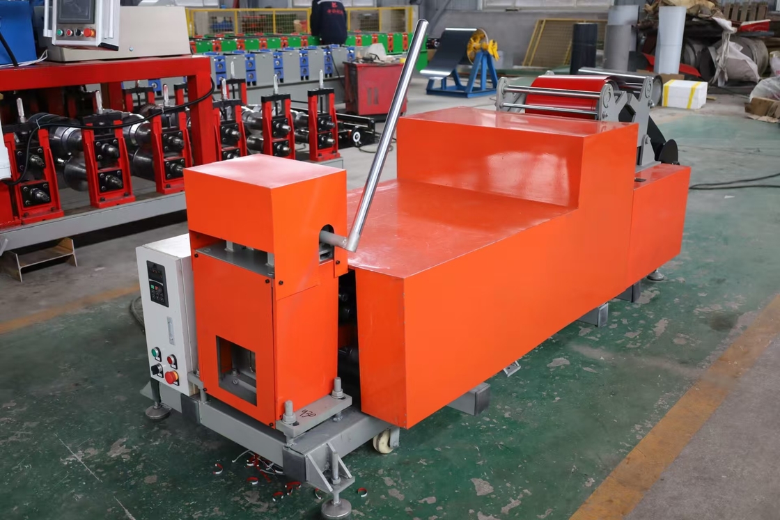 Macchina portatile senza cuciture per la formazione di rotoli per fogli di acciaio galvanizzato