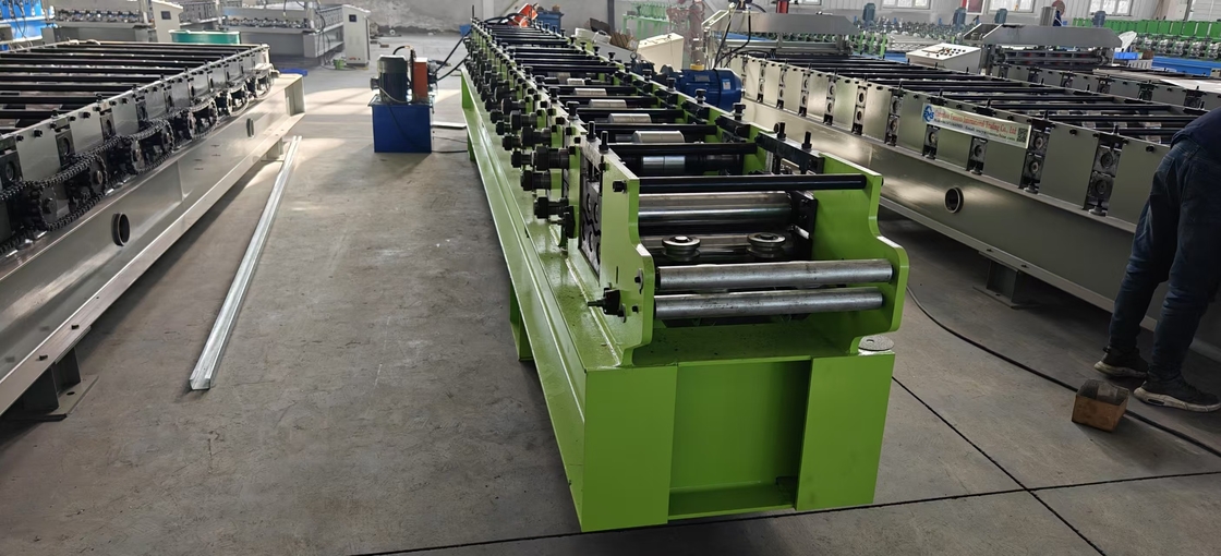 Macchina di formazione di rotoli C U di produzione personalizzata con lunghezza di taglio regolabile e sistema di controllo PLC