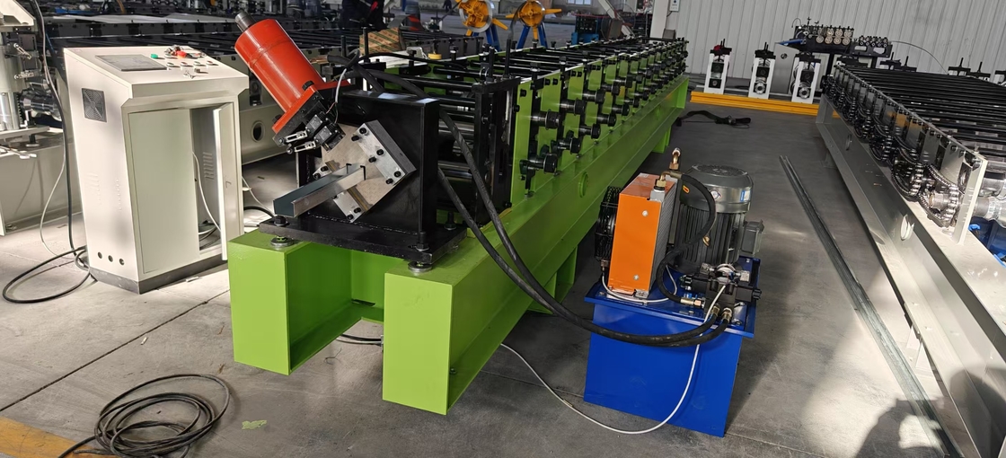 Macchina di formazione di rotoli C U di produzione personalizzata con lunghezza di taglio regolabile e sistema di controllo PLC