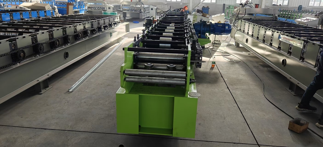 Macchina di formazione di rotoli C U di produzione personalizzata con lunghezza di taglio regolabile e sistema di controllo PLC