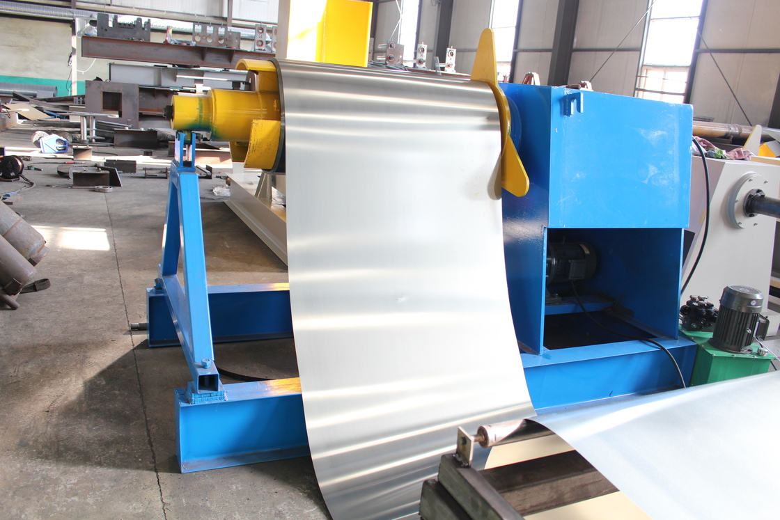 Macchina per la produzione di linee di taglio di bobine in acciaio ad alta velocità con scaricatore idraulico e ricaricatore