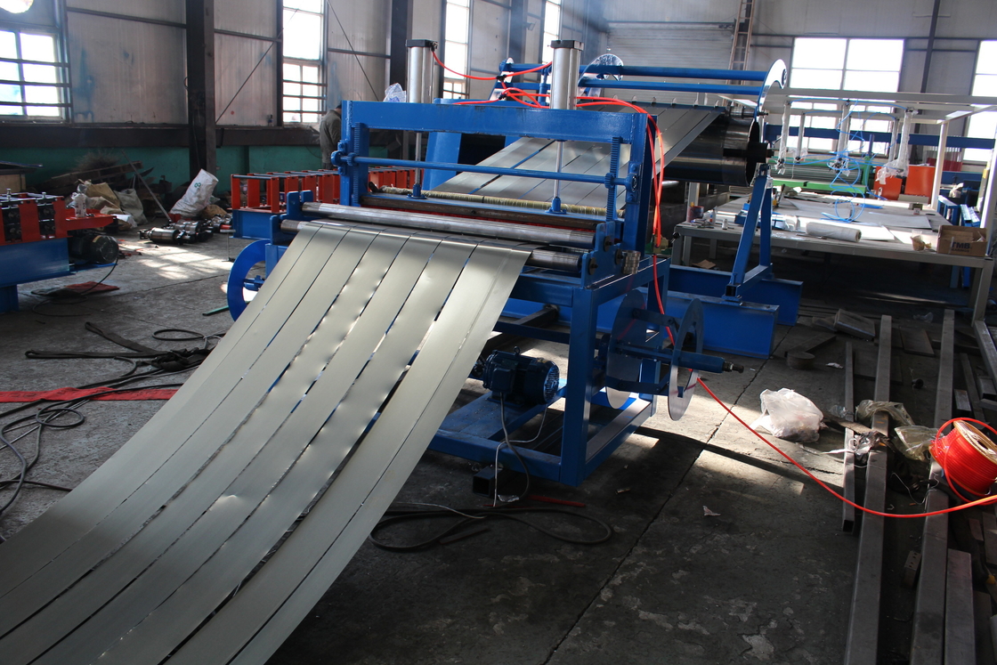 Macchina per la produzione di linee di taglio di bobine in acciaio ad alta velocità con scaricatore idraulico e ricaricatore