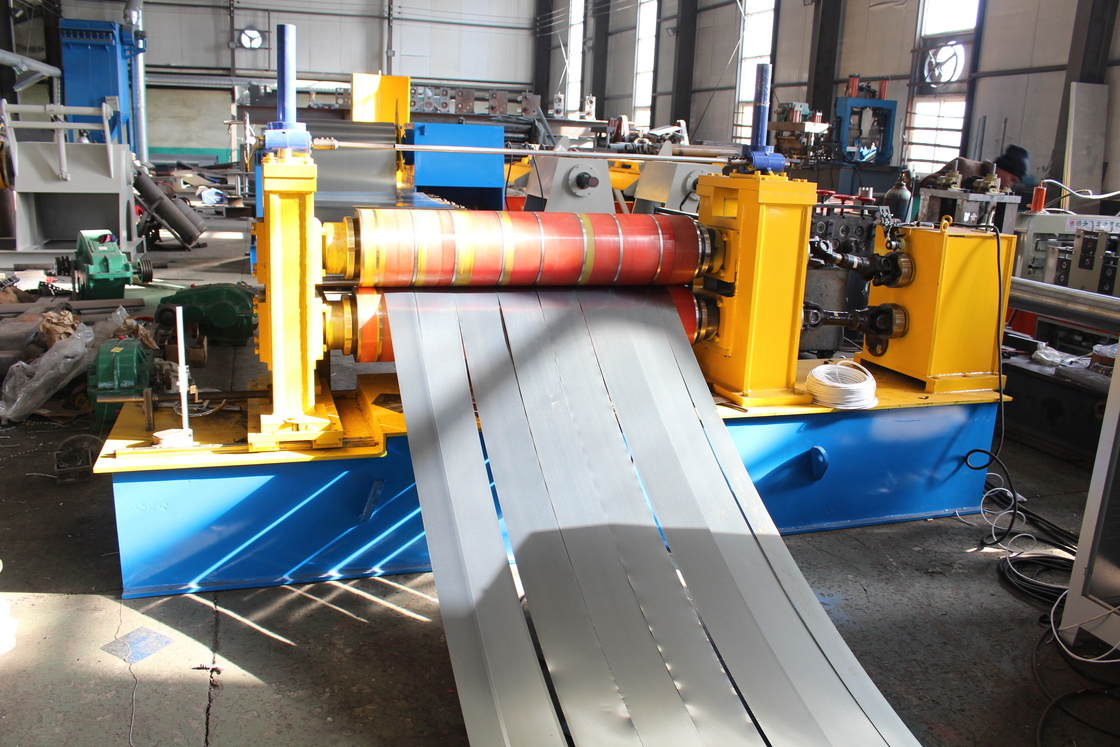 Macchina per la produzione di linee di taglio di bobine in acciaio ad alta velocità con scaricatore idraulico e ricaricatore