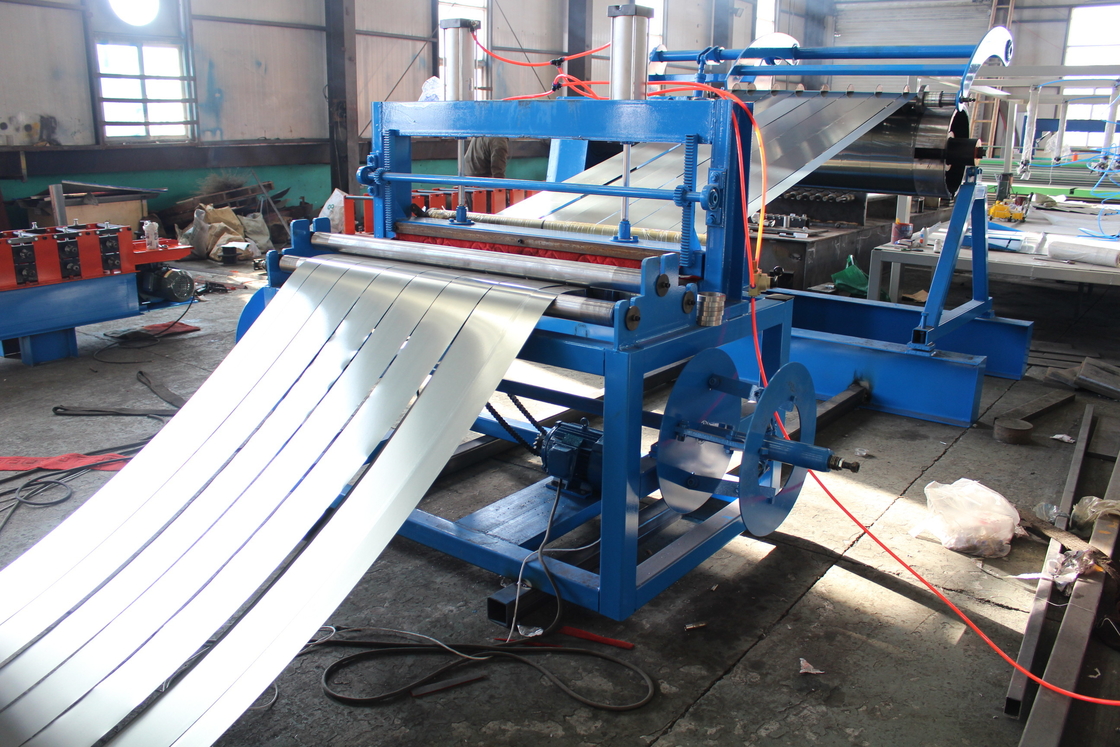Macchina per la produzione di linee di taglio di bobine in acciaio ad alta velocità con scaricatore idraulico e ricaricatore