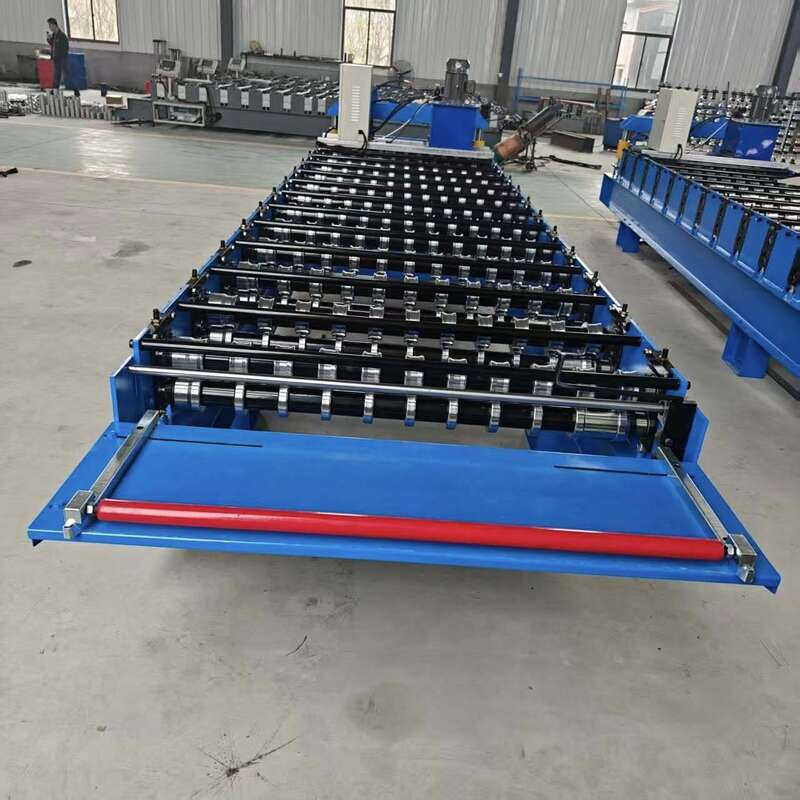 45 Materiale a rulli in acciaio Azionamento a catena Macchina per la fabbricazione di lamiere di tetto di piastrelle Costruita per fornire una stabilità costante e operativa