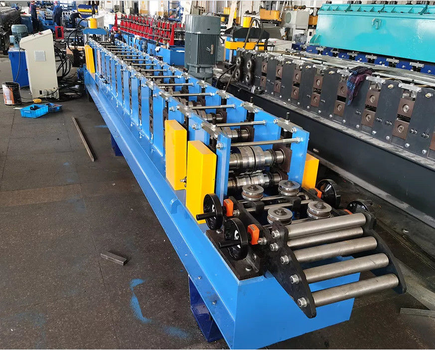Macchina per la formatura a freddo per porte avvolgibili a catena completamente automatica ad alta velocità
