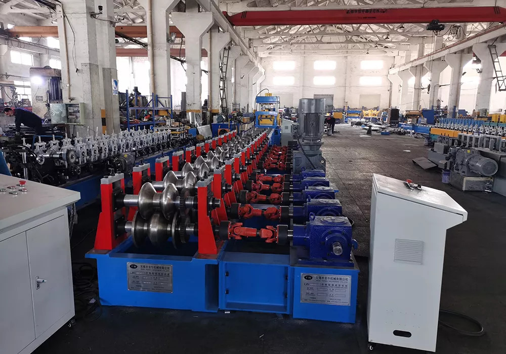 PLC controllata Highway Guardrail Roll Forming Machine con 2*22KW di potenza della macchina principale e trasmissione della scatola di marcia