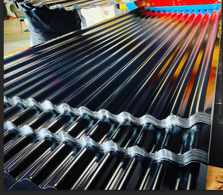 7/8 di rotolo del tetto che forma la macchina ha ondulato il taglio automatico galvanizzato del metallo