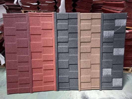 Le assicelle del materiale da costruzione lapidano il metallo rivestito di colore delle mattonelle di tetto