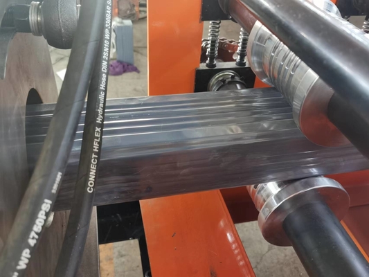 Rotolo dell'incanalamento del tubo della pioggia che forma l'idraulico tagliente della macchina