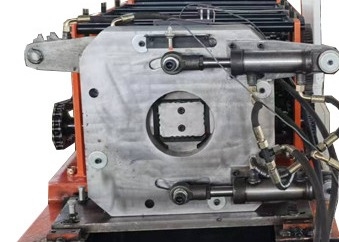 Giù l'incanalamento della grondaia del tubo che rende macchina in pieno automatica