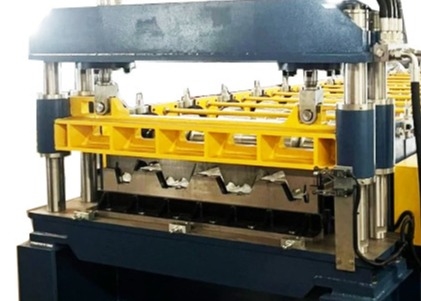Un rotolo di 915 piattaforme che forma automaticamente il circuito idraulico completo della macchina