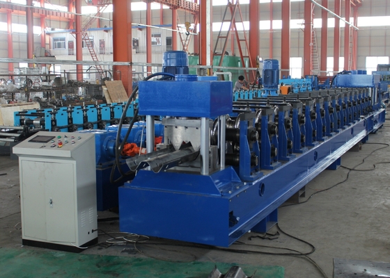 High Speed 15 Station GI Highway Guardrail Roll Forming Machine con decollatore idraulico