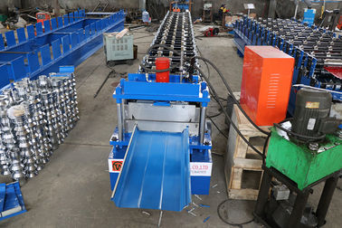 20 stazioni che stanno spessore di larghezza 0.5-0.8MM della macchina 610mm del tetto del metallo della cucitura