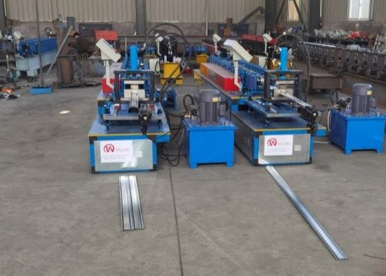 Senza sosta tagliando lo sportello di rotolamento di 0.5mm le stecche rotolano formando la macchina