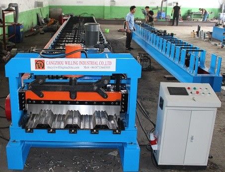 915mm hanno galvanizzato il rotolo di goffratura della piattaforma del metallo dello SpA che forma la macchina